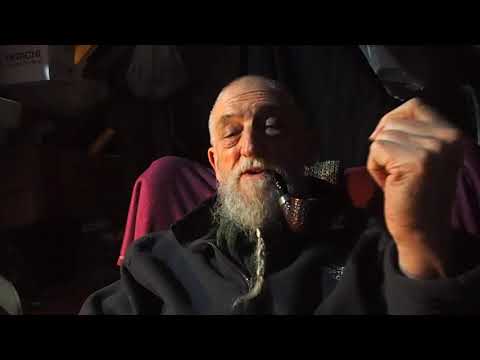 Peterson 301 rusticated  Bent Pot with War Horse Green