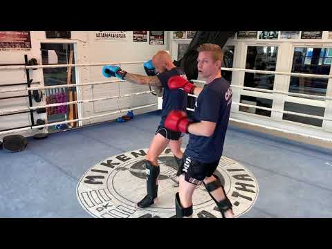 Teknik V/Steffen Weise - Kontra på jab - træd ud Slå Dyb V. - H. over arm - H. Lowkick