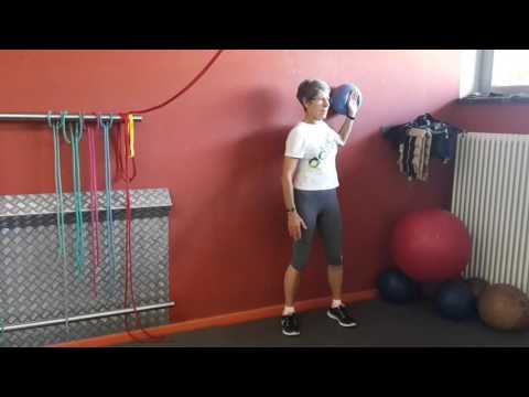 Schultermobilisation mit Ball an der Wand