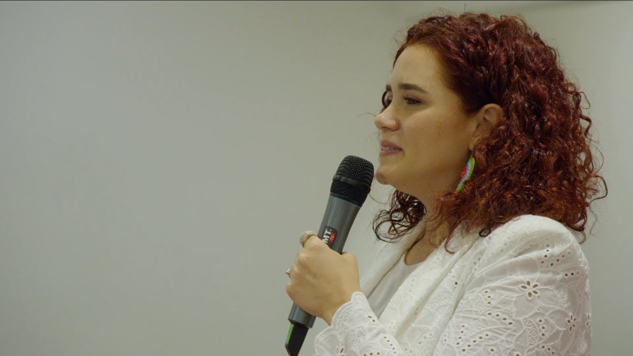 Estepilha! Ver Diferente Muda Tudo! | Bruna Pires | TEDxMadeira Salon