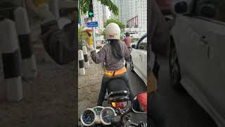 Download lagu VIRAL cewek santai joget di motor mp3