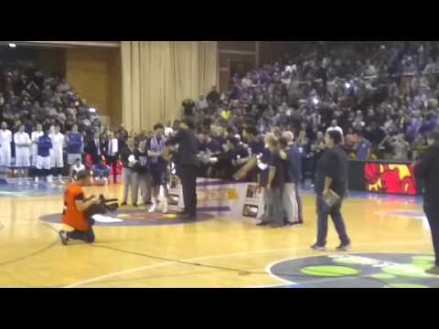 Víctor Pérez recoge la Copa Princesa LEB para Oviedo Baloncesto