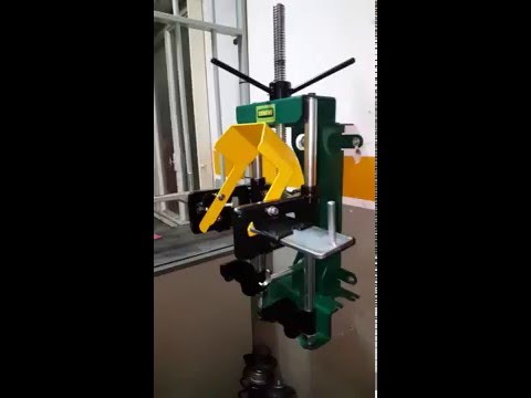 Compresión de Espiral McPherson de una Fiat Ducato utilizando el Prensa Espirales ERREVE