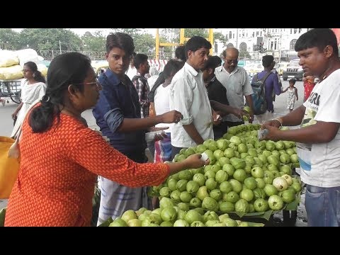 Only 2 Rs & 4 Rs Pyara (Amrood) | World Cheapest Guava in Kolkata Street Video