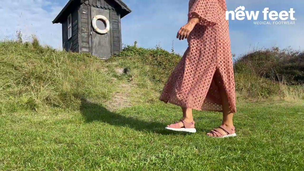 Sandal med tre regulerbare remme over foden og en justerbar hælrem