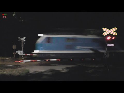 Železniční přejezd Kratonohy [P3988] - 6.6.2024 [noc] / Czech railroad crossing