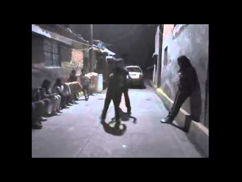 Jalando pollos desnucados