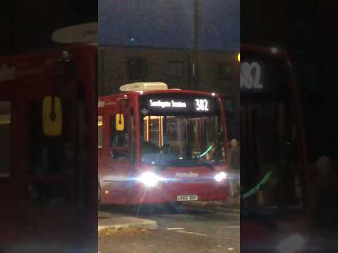 DEM1351 Trabalhando na rota 382 do ônibus de Londres em direção à estação Southgate #london #bus #shorts #metroline