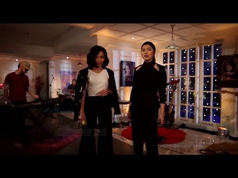 Rinni Wulandari & Isyana Sarasvati - Problem (Ariana Grande Cover) (Live at Music Everywhere) **