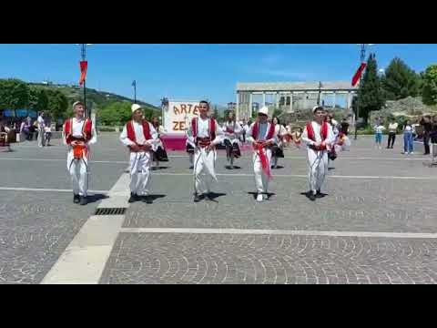 Valle me motive popullore.