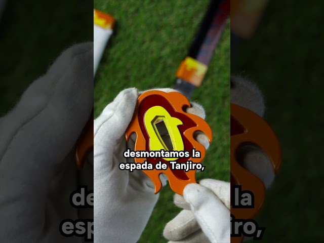 Vídeo relacionado con AMONT | Katana LED Decorativa Rengoku 105 cm | Réplica Japonesa en Bambú no Tiene Filo con Iluminación Roja y Dorada | Hoja de Fuego con Tsuba de Llama | Espada Ligera para Exhibición y Cosplay | EYM