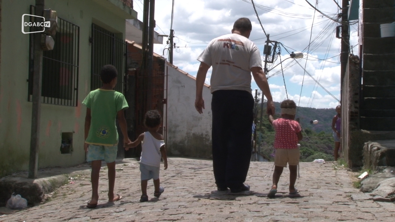 Após decisão judicial, famílias vão ter que sair da Vila Lavínia;