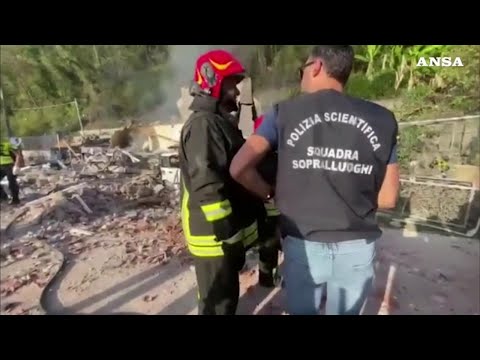 Esplosione in palazzo a Lucca, due vittime e tre feriti. Le immagini