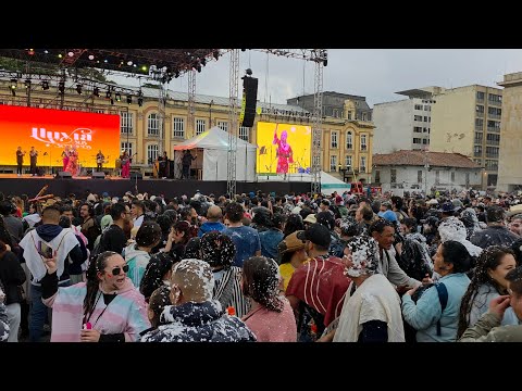 LLUVIA Y SUS SONEROS EN VIVO CONCIERTO CARNAVAL DE NEGROS Y BLANCOS BOGOTÁ PLAZA DE BOLÍVAR, ABAILAR