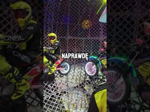 Motocykliści Robią Szalone Sztuczki