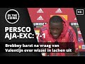 Brobbey valt stil na vraag van Valentijn over wissel en barst in lachen uit