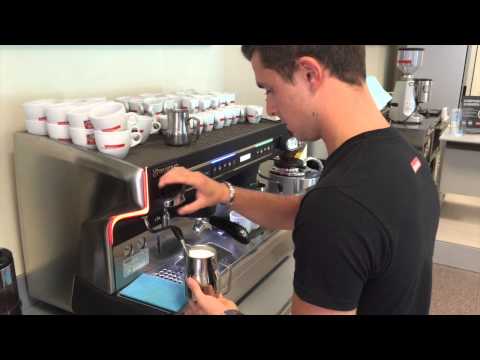 Latte Art "La Foglia" by Trismoka Coffee School