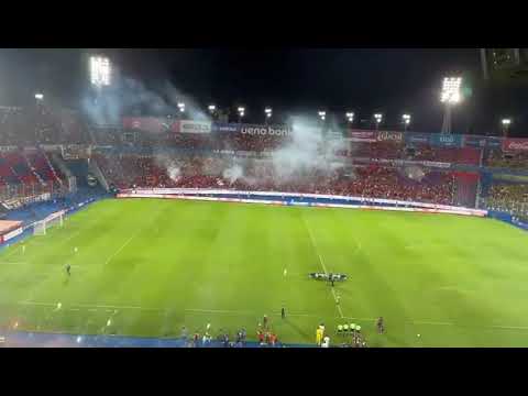 "Tremendo recibimiento de La Plaza y Comando de Cerro Porteño vs Guaraní" Barra: La Plaza y Comando &bull; Club: Cerro Porteño