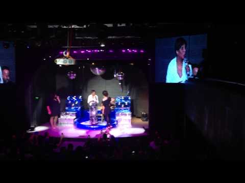 Silvetty Montilla e Thália Bombinha fazendo o desafio do balde de gelo