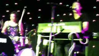 Matt and Kim performing "Wire" LIVE for the FIRST TIME