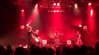 Sleater Kinney - Merry Christmas (I Don&#39;t Want to Fight Tonight) (Ramones cover)