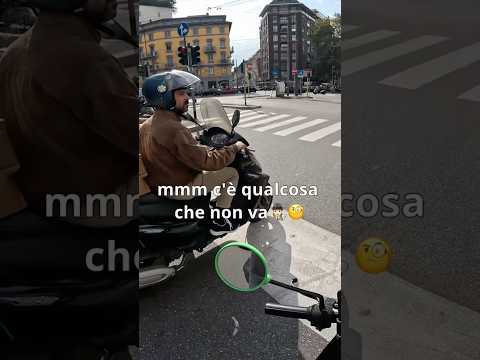 PERDE LIQUIDO DALLO SCOOTER MA NON GLI IMPORTA