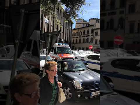 Ambulanza bloccata nel traffico in piazza dell'Unità  - video di Lapo Bravi