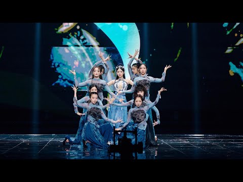 Cheng Xiao perform《琉璃 | Coloured Glaze》on the stage of 2024 Douyin Glorious Heritage Gala