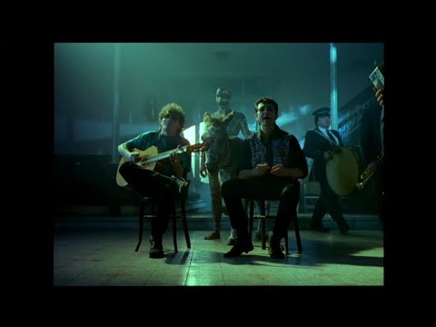 El Último de la Fila - Como un burro amarrado en la puerta del baile (Videoclip Oficial)
