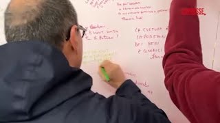 A Milano flash mob contro la chiusura della libreria Hoepli: messaggi in vetrina e lavoratori in ...