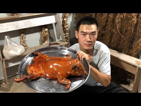 【食味阿远】200块钱买了只乳猪，阿远在家烤乳猪吃，四叔说这肉闻着真香Shi Wei A Yuan