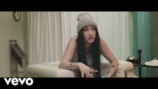 Kadr z teledysku ​fuckyounoah tekst piosenki Noah Cyrus