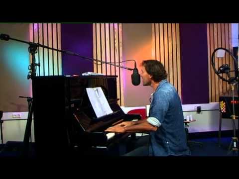 John Vis zingt live 'Omdat jij bij me bent' op Radio West