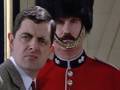 Grappige filmpjes humor kaarten, Mr Bean tries to take a picture of one of the Queen s guards but can t get the funny humor