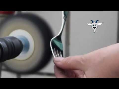 Silberbesteck polieren mit Hilfe einer Flanellpolierscheibe und Hochglanzpaste