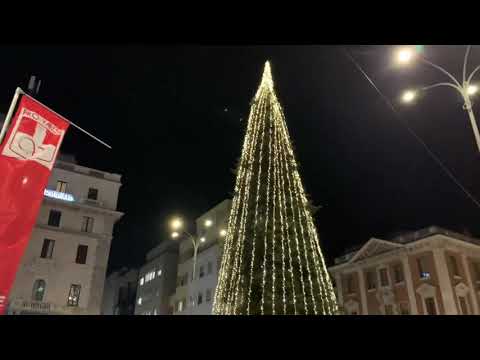 A spasso tra le casette di Natale in piazza Monte Grappa