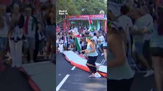 Download lagu Pro-Palestinian protesters disrupt Spain's Vuelta cycling race mp3 Download lagu Pro-Palestinian protesters disrupt Spain's Vuelta cycling race mp3
