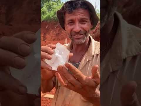 esse Garimpeiro COMEMORA ter achado o maior Diamante da vida em Coromandel/MG - Canal Gemologia 💎