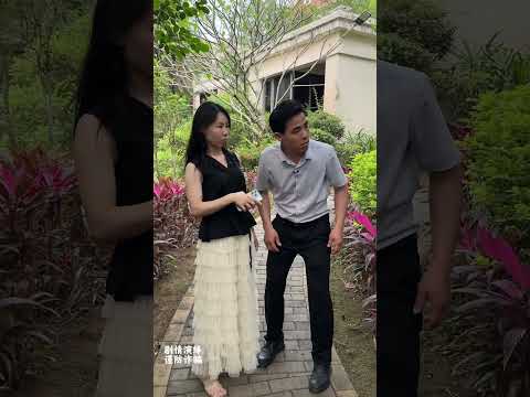 公园监控拍下路边捡钱藏陷阱，看完这个你就懂了 #结果出乎意料 #正能量