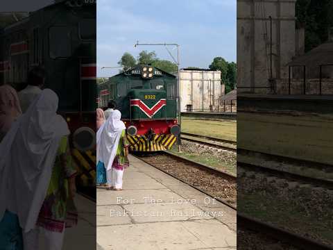 Paquistão Express chegando à estação ferroviária de Jhelum Ferrovias do Paquistão
