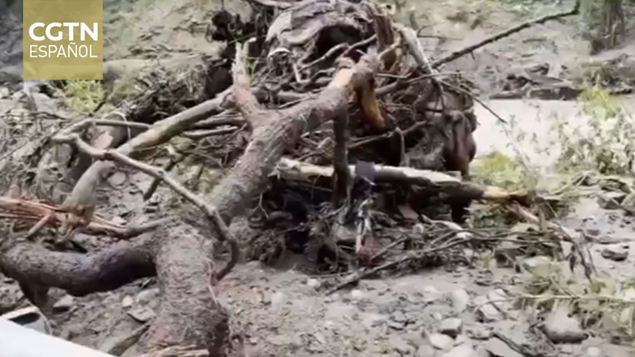 Deslizamiento de tierra deja tres muertos y cientos de personas incomunicadas