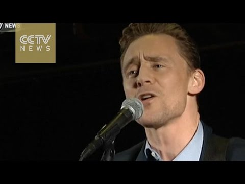 Tom Hiddleston sings as Hank Williams