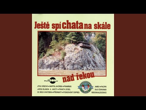 Ještě Spí Chata Na Skále Nad Řekou