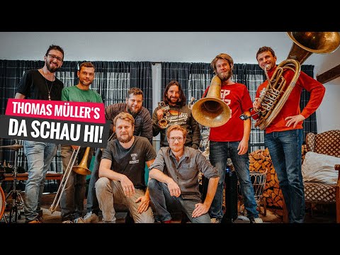 DA SCHAU HI – Thomas Müller spielt mit LaBrassBanda Weihnachtslieder