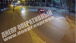 В Днепре на Сичеславской Набережной мужчина бросился под колеса скорой: видео момента ДТП