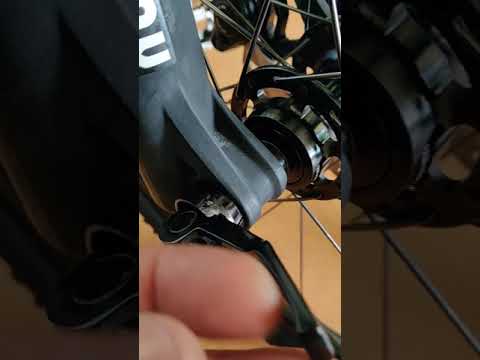 How to release a Rockshox 15mm thru axle.