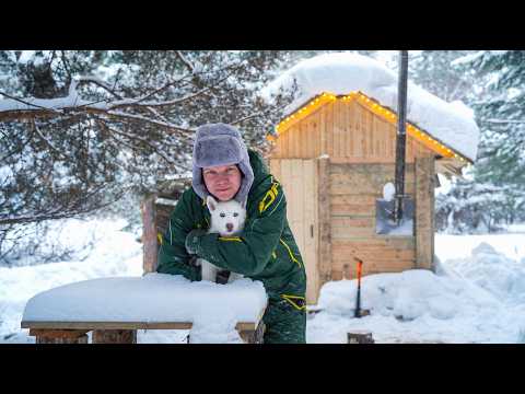 DIE HOLZHÜTTE SCHUTZ UNS VOR DER EXTREMEN KÄLTE. DER SCHNEE HAT DAS DACH FAST ZERSTÖRT!