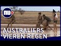 Blije Australiërs verwelkomen eerste regen na bosbranden | NU.nl