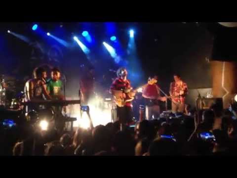 "Quan tot s'enlaira" al concert solidari de Txarango a la sala Moscou de Torelló (4 octubre 2014)