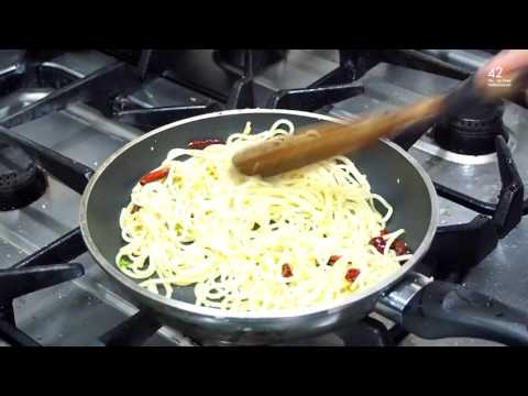 42C The Chic Hotel - สปาเก็ตตี้ผัดพริกแห้งแซลมอน